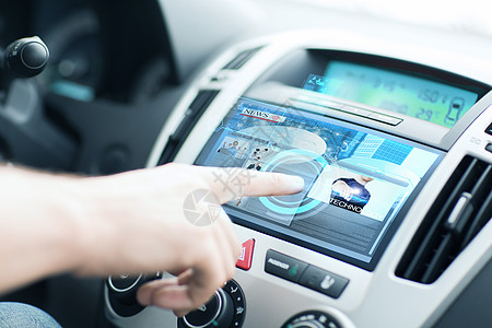 男子使用汽车控制面板阅读新闻电子产品展示经济世界技术车辆扫描力量金融键盘图片