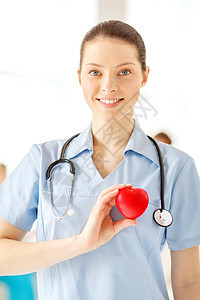 带着心脏微笑的女医生 一个听诊器图片