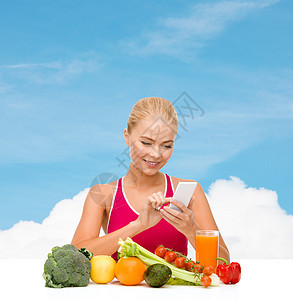 女用蔬菜指着智能手机的人计算女孩女性天空柜台生态数数蔬菜电话微笑图片