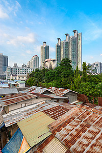 现代亚洲城市与棚屋和摩天大楼不和谐图片
