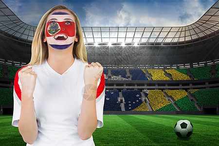 令人兴奋的Costa rica风扇 在脸面涂彩啦啦队金发头发欢呼旗帜足球体育场沥青扇子支持者优胜者图片