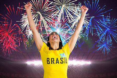 穿着brasil T恤的兴奋足球球迷女士呐喊微笑支持者喜悦女性运动烟花欣快感欢呼图片