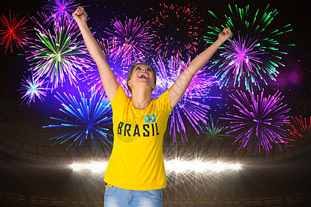 穿着brasil T恤的兴奋足球球迷烟花呐喊绘图体育场快乐计算机欣快感活力喜悦女性图片