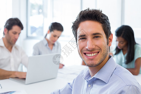 迷人的商务人士在工作场所笑着微笑伙伴会议休闲同事团队男性女士技术生意人人士图片