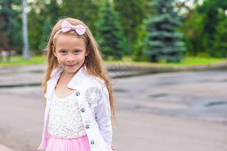 户外可爱的小女孩微笑幸福公主女儿乐趣喜悦衣服童年快乐孩子图片