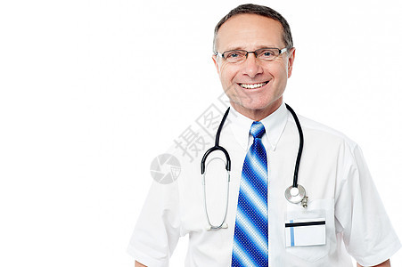 身穿实验室大衣的中年 笑着微笑的中年医生图片