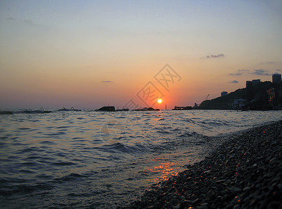 日落在夏日大海上 有小波浪蓝色晴天金子天空阳光海岸冲浪旅行海浪地平线图片