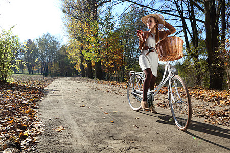 城市自行车远足娱乐橙子树叶幸福阴影公园喜悦季节石头背景图片