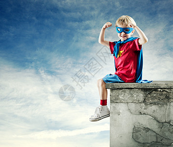 拳头高举的超级英雄男孩图片