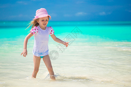 可爱的幼儿女孩在异国海滩浅水中玩耍女儿草帽情调太阳孩子晴天海岸支撑海洋热带图片