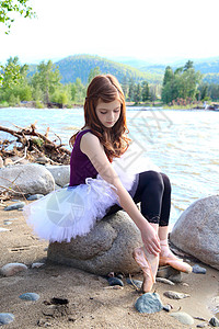 年轻芭蕾舞女戏服演员紧身衣海滩岩石红发孩子女孩舞蹈家女性图片
