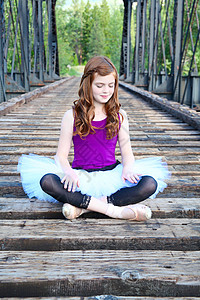 年轻芭蕾舞女女性芭蕾舞裙子紫色艺术舞蹈家连体衣演员红发青少年图片