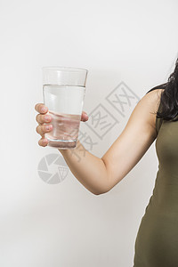 手握着一杯水手指液体摄影健康反射饮食美容女性饮料影棚图片