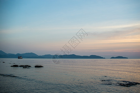 蓝色的大天空和海景天空岩石天气季节日落天际天堂树木地平线植物图片