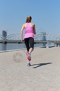运动 有吸引力的女孩在街上奔跑青年衣服绑腿太阳女性街道公园跑步城市运动装图片