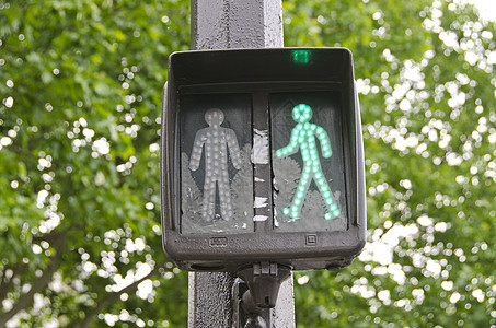 街道上的绿色交通灯信号标志图片