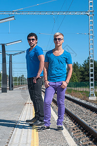 两名青年男子站在平台上图片