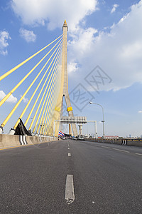 拉马第八桥上的公路材料岩石驾驶交通天空速度路面城市场景地面图片