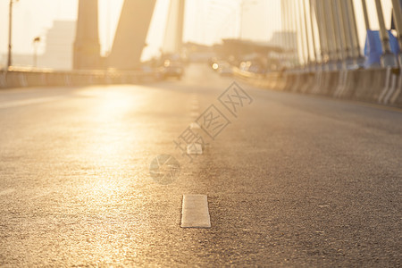 道路有阳光照明地面材料路面运输灰色交通阳光速度车道城市图片