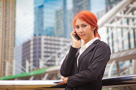 女人打来电话建筑工作办公室商务成人套装细胞经理红发人士图片