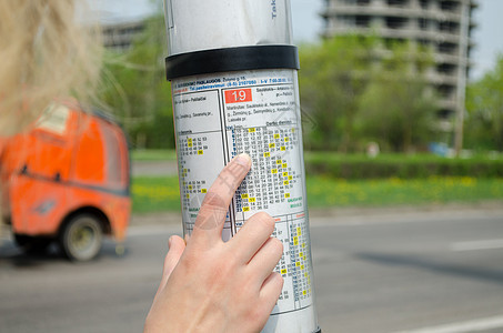 公共汽车驾驶时间表和妇女手图片