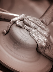 手在陶器车轮上工作压力老师雕塑家陶瓷手工黏土制品娱乐创造力爱好图片