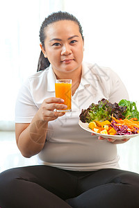 胖女人吃沙拉脂肪水果女性食物女士营养微笑饮食绿色蔬菜图片