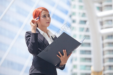 拥有证件的女企业家办公室套装女士女性经理街道城市工作成功女孩图片