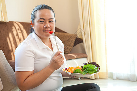 胖女人吃沙拉食物脂肪女士蔬菜女孩女性绿色水果饮食营养图片