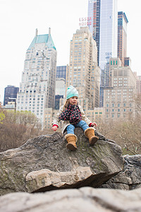 纽约市中央公园可爱的小女孩 纽约市中心公园童年薄荷帽子微笑女性幸福公园快乐石头房子图片