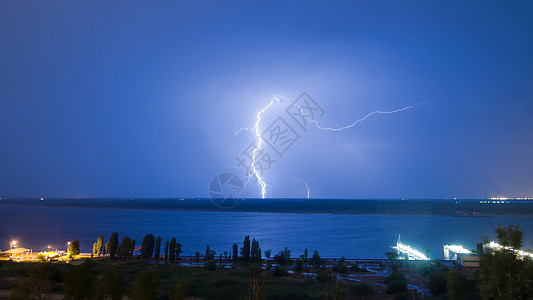 在河上闪电灯笼银行业天气亮度推介会电气进口海岸外滩停泊处图片
