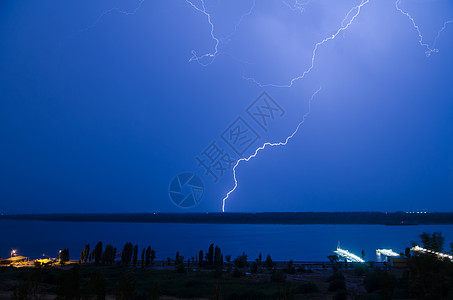 在河上闪电灯光灯笼码头费蓝色外滩亮度码头地堡辐照天气图片