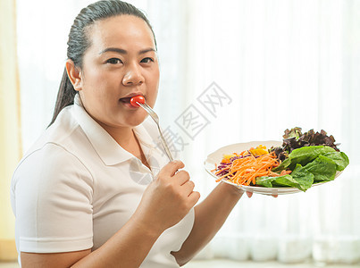 胖女人吃沙拉女孩营养微笑饮食女士女性水果脂肪蔬菜食物图片