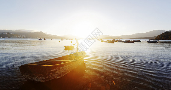 湖边的日落天空旅游热带海洋反射天气地平线太阳假期航行图片