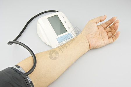 男人在测试左臂的血压图片
