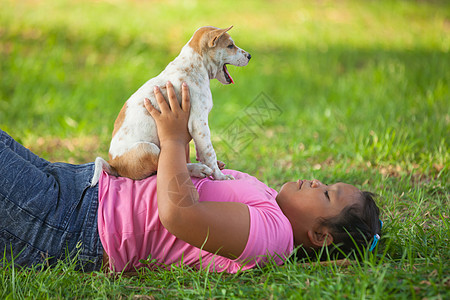 在园中的女孩和小狗宠物女性孩子们孩子朋友花园伴侣公园童年友谊图片