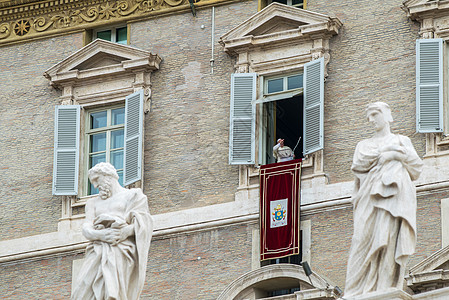 2014年6月1日 教皇弗朗西斯在圣玛利亚向信徒们致意图片