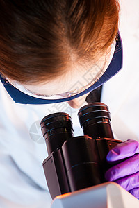 研究人员微范围测量测试实验职业生物女士学生技术科学药品工作图片
