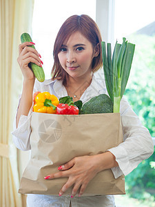 在购物袋里放蔬菜的青年妇女产品女士购物市场零售食物女孩店铺女性顾客图片