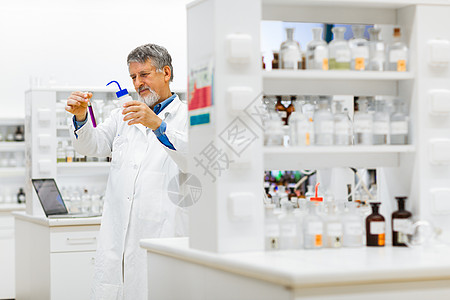 在实验室进行科学研究的高级男性研究员男人显微镜生物学医院气体科学家化学医生工人工作图片