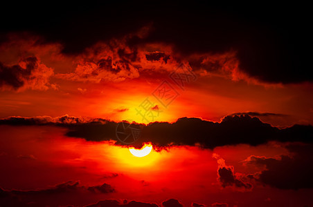 橙色的日落天空和山谷上的云土地顶峰全景风景薄雾国家阳光天堂旅行光束图片