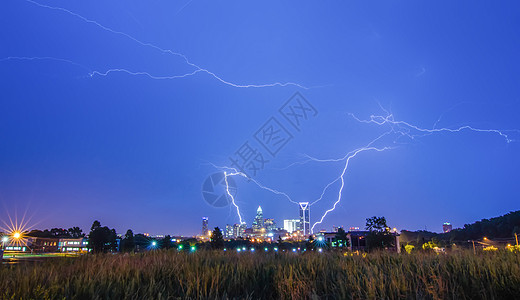 夏洛特天际线上的闪电雷电力量辉光蓝色城市天气罢工风暴震惊天空戏剧性图片