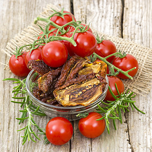 木制背景的鲜红番茄和干西红柿红色沙拉味道香料迷迭香草本植物蔬菜食物小吃烹饪图片