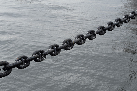 在一个端口的链条中黑色船运宏观金属力量码头航海蓝色海洋安全图片