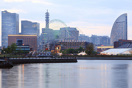 横滨市夜间码头湾的景象港口反射旅行建筑场景景观车轮城市摩天轮海岸图片