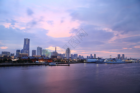 横滨市夜间码头湾的景象景观摩天大楼城市车轮天际旅行办公室港口风景海岸图片