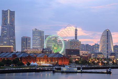 横滨市夜间码头湾的景象风景摩天大楼建筑学地标港口景观海岸公园游客天际图片