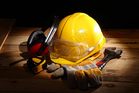 聚光灯中的安全建筑学工业工程师事故工人头盔风镜生活警告手套图片