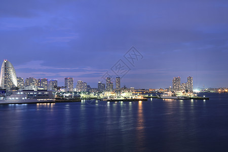 横滨市夜间码头湾的景象公园建筑海岸场景港口摩天轮城市建筑学天际游客图片