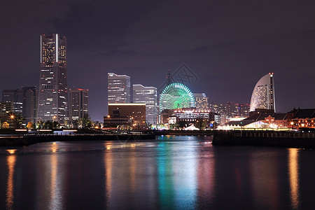 横滨市夜间码头湾的景象城市天际建筑地标景观车轮游客旅行建筑学公园图片